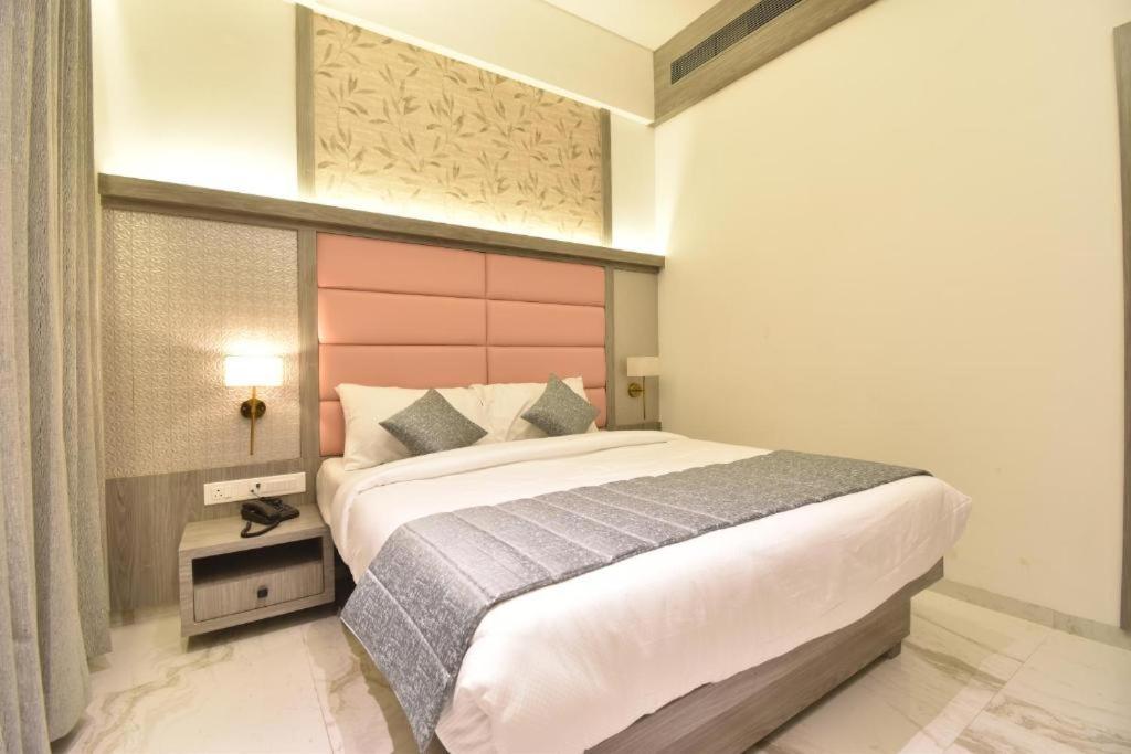 Glitz Hotels La Dahlia - Premium Тхане Экстерьер фото